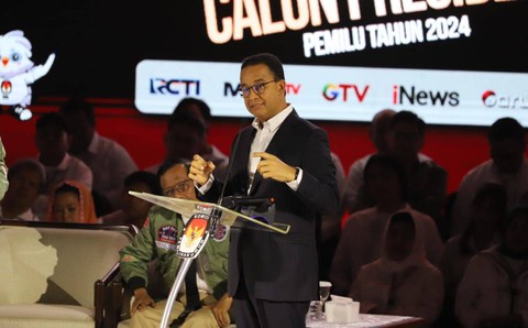 Calon presiden nomor urut 01 Anies Baswedan menyampaikan gagasannya saat debat debat ketiga Pilpres 2024 di Istora Senayan, Kompleks GBK, Jakarta Pusat, Minggu (7/1/2024). Foto: Iqbal Firdaus/kumparan