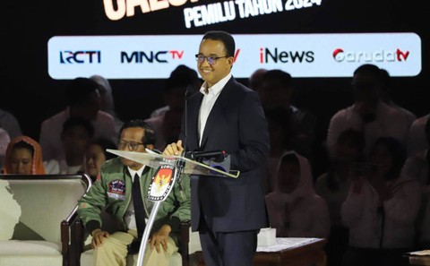 Calon presiden nomor urut 01 Anies Baswedan menyampaikan gagasannya saat debat debat ketiga Pilpres 2024 di Istora Senayan, Kompleks GBK, Jakarta Pusat, Minggu (7/1/2024). Foto: Iqbal Firdaus/kumparan