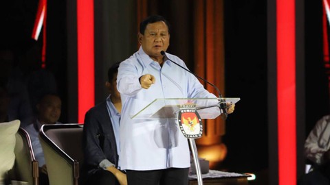 Capres nomor urut dua Prabowo Subianto menyampaikan pendapat saat adu gagasan dalam debat ketiga Pilpres 2024 di Istora Senayan, Jakarta, Minggu (7/1/2024). Foto: Iqbal Firdaus/kumparan
