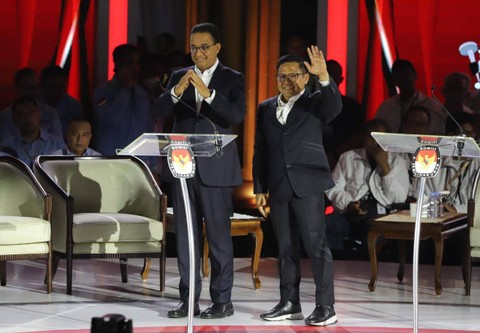 Calon presiden dan calon wakil presiden nomor urut 01 Anies Baswedan dan Muhaimin Iskandar saat debat ketiga Pilpres 2024 di Istora Senayan, Kompleks GBK, Jakarta Pusat, Minggu (7/1/2024). Foto: Iqbal Firdaus/kumparan