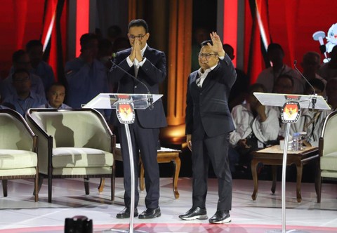 Calon presiden dan calon wakil presiden nomor urut 01 Anies Baswedan dan Muhaimin Iskandar saat debat ketiga Pilpres 2024 di Istora Senayan, Kompleks GBK, Jakarta Pusat, Minggu (7/1/2024). Foto: Iqbal Firdaus/kumparan