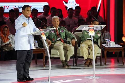 Capres nomor urut dua Prabowo Subianto menyampaikan pendapat saat adu gagasan dalam debat ketiga Pilpres 2024 di Istora Senayan, Jakarta, Minggu (7/1/2024). Foto: REUTERS/Ajeng Dinar Ulfiana