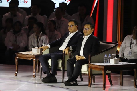 Paslon nomor urut 01 Anies Baswedan dan Muhaimin Iskandar saat debat ketiga Pilpres 2024 di Istora Senayan, Kompleks GBK, Jakarta Pusat, Minggu (7/1/2024). Foto: Iqbal Firdaus/kumparan