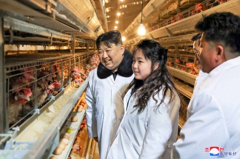 Pemimpin Korea Utara Kim Jong-un dan putrinya Kim Ju Ae mengunjungi Peternakan Ayam Kwangchon dekat Pyongyang, Korea Utara, 7 Januari 2024. Foto:  KCNA via REUTERS