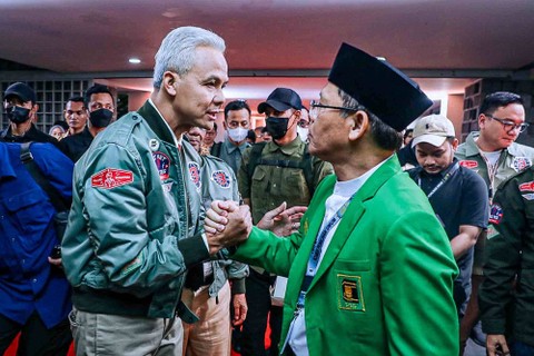 Plt Ketum PPP Muhamad Mardiono bersama Capres Ganjar Pranowo di debat ketiga Pilpres 2024 di Istora Senayan, Minggu (7/1). Foto: Dok. Istimewa