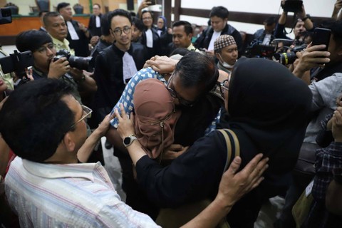 Haris Azhar-Fatiah diputuskan tidak bersalah di PN Jaktim, Jakarta, Senin (8/1). Foto: Iqbal Firdaus/kumparan