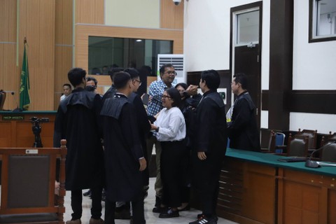 Haris Azhar-Fatiah diputuskan tidak bersalah di PN Jaktim, Jakarta, Senin (8/1). Foto: Iqbal Firdaus/kumparan