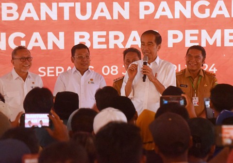 Presiden Jokowi (kedua kanan) berdialog dengan warga penerima manfaat saat meninjau penyaluran bantuan pangan beras di Serang, Banten, Senin (8/12/2024). Foto: Asep Fathulrahman/ANTARA FOTO