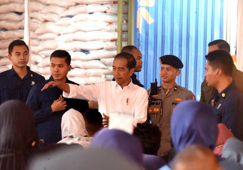Presiden Jokowi (tengah) menyapa warga penerima manfaat saat meninjau penyaluran bantuan pangan beras di Serang, Banten, Senin (8/12/2024). Foto: Asep Fathulrahman/ANTARA FOTO