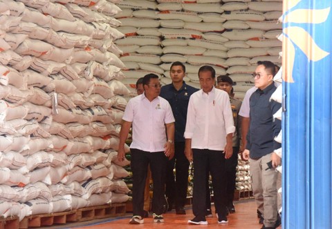 Presiden Jokowi (tengah) berbincang dengan Dirut Perum Bulog Bayu Krisnamurthi (kiri) saat meninjau penyaluran bantuan pangan beras di Serang, Banten, Senin (8/12/2024). Foto: Asep Fathulrahman/ANTARA FOTO