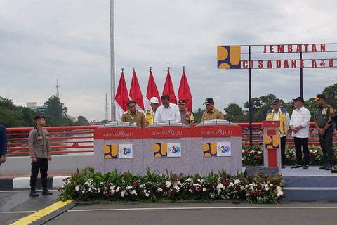 Presiden Jokowi meresmikan 3 jembatan di Banten, Senin (8/1/2024). Foto: Nadia Riso/kumparan