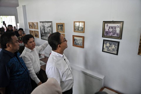 Capres Anies Baswedan berziarah ke makam pahlawan nasional Nani Wartabone di Gorontalo, Senin (8/1/2024). Foto: Dok. Istimewa