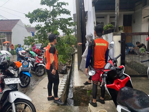 Tim Basarnas saat melakukan pencarian. | Foto: Sinta Yuliana/Lampung Geh