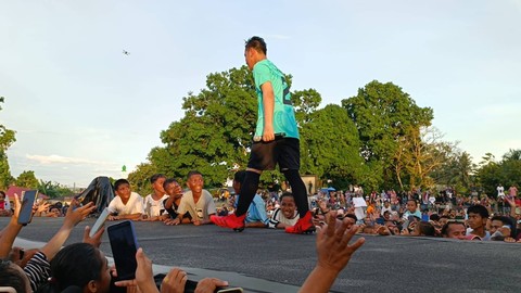 Cawapres nomor urut 02 Gibran Rakabuming Raka menghadiri acara 'Konser Irama Tuleho' yang digelar di Lapangan Taremball Matawaru, Maluku Tengah, Senin (8/1) sore. Foto: Zamachsyari/kumparan