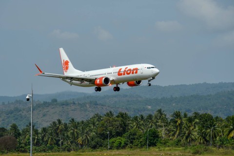 Pesawat Lion Air jenis Boeing 737-9 MAX yang dilarang terbang Kemenhub.  Foto: Thunisfly/Shutterstock