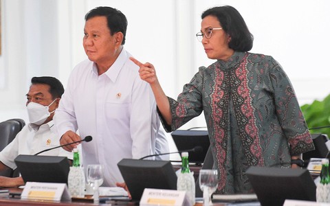 Menkeu Sri Mulyani (kanan) berbincang dengan Menhan Prabowo Subianto saat rapat terbatas di Kantor Presiden, Senin (28/11/2024). Foto: Hafidz Mubarak A/ANTARA FOTO