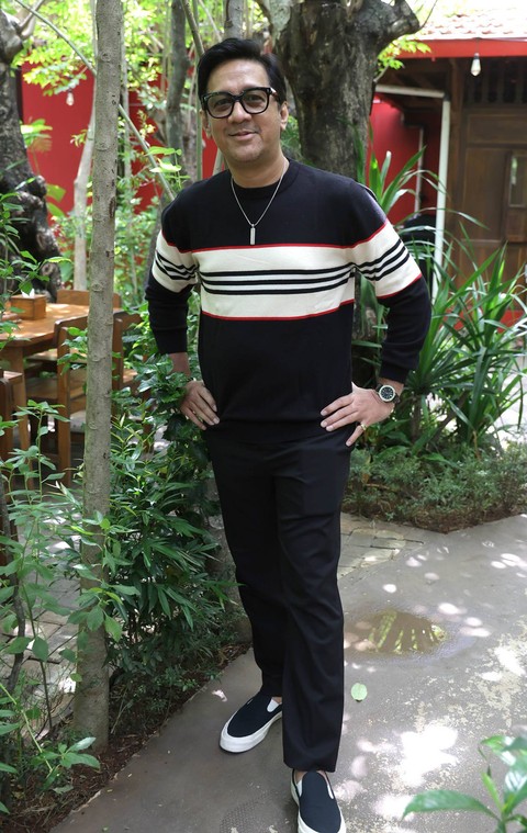 Artis Andre Taulany saat memberi keterangan pers terkait somasi dari mantan personil Stinky, Ndang Surahman di Warung Kondre, Ciputat, Tangerang Selatan, Selasa, (9/01/2024).  Foto: Agus Apriyanto