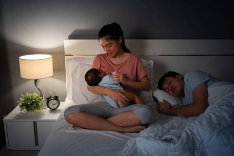 Ilustrasi ibu menyusui bayi baru lahir.    Foto: Shutterstock