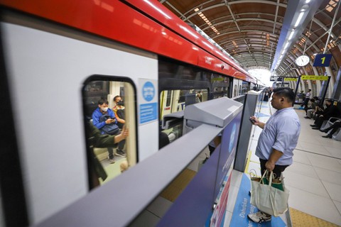 Penumpang menaiki kereta api ringan atau Light Rail Transit (LRT) Jabodebek menuju Stasiun Dukuh Atas, Jakarta Selatan, Selasa (9/1/2024). Foto: Iqbal Firdaus/kumparan