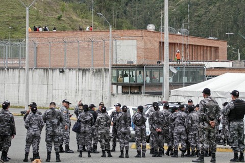 Pasukan polisi berjaga di luar penjara Turi saat narapidana menyandera penjaga penjara, di Cuenca, Ekuador, pada Senin (8/1/2024). Foto: FERNANDO MACHADO/AFP
