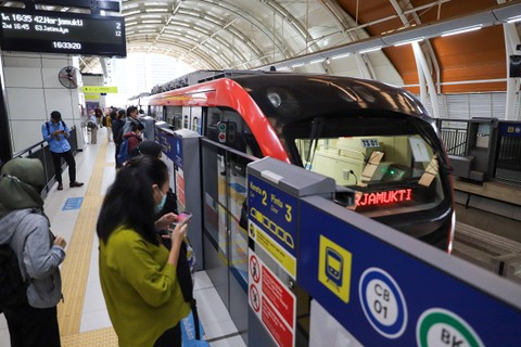 Penumpang menaiki kereta api ringan atau Light Rail Transit (LRT) Jabodebek menuju Stasiun Dukuh Atas, Jakarta Selatan, Selasa (9/1/2024). Foto: Iqbal Firdaus/kumparan