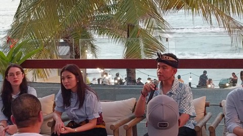 Cawapres nomor urut 2, Gibran Rakabuming Raka melakukan diskusi dengan sejumlah pelaku UMKM dalam acara 'Gibran Mendengar' yang dilaksanakan di pinggir pantai Discovery Mall, Denpasar, Bali Selasa (9/1/2024). Foto: Zamachsyari/kumparan