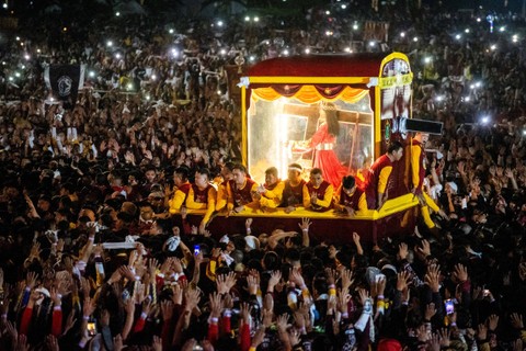 Umat Katolik Filipina berdesakan bergabung dalam prosesi Katolik tahunan Black Nazarene pada hari rayanya di Manila, Filipina, Selasa (9/1/2024). Foto: Eloisa Lopez/REUTERS