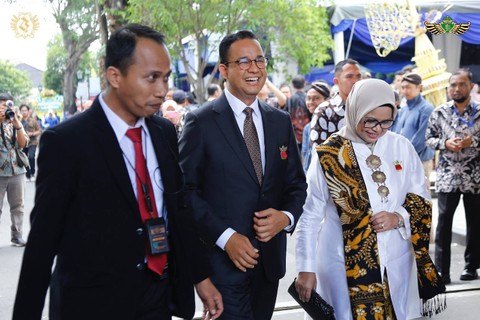 Anies Baswedan (tengah) bersama istri (kanan) usai menghadiri pernikahan putra Paku Alam X, Rabu (10/1). Foto: Dok. Puro Pakualaman