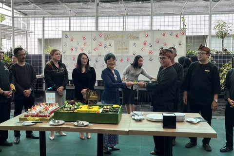 Pemotongan tumpeng anniversary El Hotel Group yang ke-11 di El Hotel Bandung, Selasa (9/1/2024). Foto: Gitario Vista Inasis/kumparan