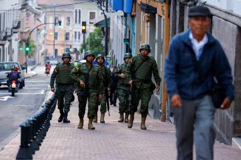 Anggota militer berjaga di dekat Istana Kepresidenan menyusul hilangnya Jose Adolfo Macias, alias 'Fito', pemimpin kelompok kriminal Los Choneros, di Quito, Ekuador, Selasa (9/1/2024). Foto: Karen Toro/REUTERS
