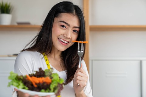 Ilustrasi perempuan makan makanan sehat dan bergizi. Foto: Shutterstock