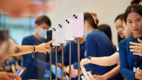 Jajaran iPhone 15 di Apple Store Shanghai, China. Foto: Apple