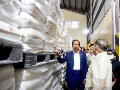 Presiden Joko Widodo mengunjungi industri pengolahan rumput laut W Hydrocolloids Inc, di Carmona, Filipina, Rabu (10/1/2024). Foto: Rusman/Biro Pers Sekretariat Presiden