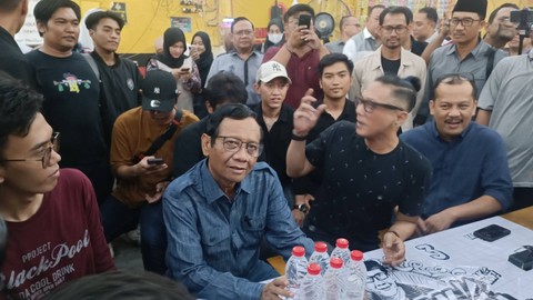 Cawapres nomor urut 03 Mahfud MD menggelar acara 'Tabrak Prof' di Warkop Sedulur Tunggal Kopi (STK) Ngagel, Surabaya, Rabu (10/1/2024). Foto: Farusma Okta Verdian/kumparan