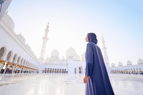 Pengunjung di Masjid Agung Sheikh Zayed. Foto: kudla/Shutterstock