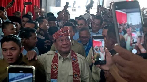 Capres nomor urut 02, Prabowo Subianto, menghadiri konsolidasi relawan Sanak Prabowo Bengkulu, di Gedung Balai Buntar Kota Bengkulu, Provinsi Bengkulu, Kamis (11/1/2024). Foto: Fadhil Pramudya/kumparan