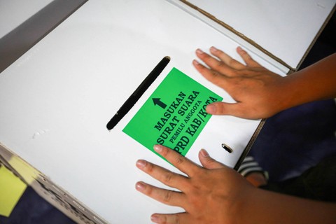 Pekerja menempelkan stiker ke kotak suara Pemilu 2024 di gedung logistik Pemilu 2024 KPU Kota Tangerang Selatan di Serpong, Tangerang Selatan, Banten, Kamis (11/1/2024). Foto: Aditia Noviansyah/kumparan