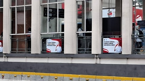 Stiker Pj Gubernur DKI Jakarta Heru Budi Hartono di halte Transjakarta yang menuai protes di medsos. Foto: Annisa Thahira Madina/kumparan