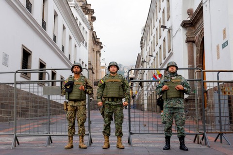 Anggota militer berjaga di dekat Istana Kepresidenan menyusul hilangnya Jose Adolfo Macias, alias 'Fito', pemimpin kelompok kriminal Los Choneros, di Quito, Ekuador, Selasa (10/1/2024). Foto: Karen Toro/REUTERS
