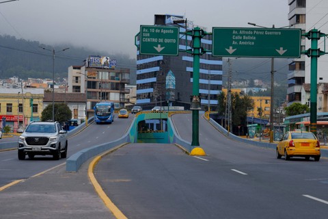 Pengendara berkendara menyusul gelombang kekerasan di Quito, Ekuador, Selasa (10/1/2024). Foto: Karen Toro/REUTERS