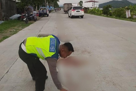 Polisi saat mendatangi TKP kecelakaan karena baliho di Jalan Raya Banyumas - Kebumen. Foto: Polres Kebumen