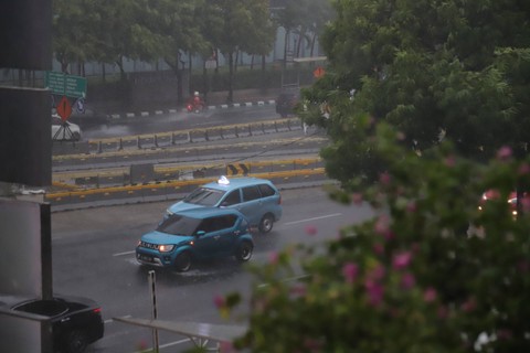 Suasana hujan lebat di Jakarta terjadi pada Kamis (11/1/2024) sore. Foto: Jamal Ramadhan/kumparan