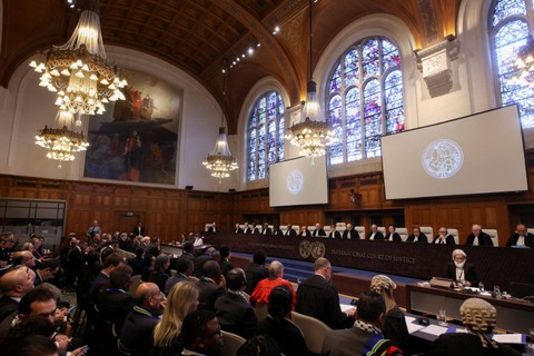 Sidang gugatan Afrika Selatan terhadap Israel atas tuduhan genosida di Jalur Gaza yang digelar di Mahkamah Internasional (ICJ), Den Haag, Belanda, Kamis (11/1/2024). Foto: Thilo Schmuelgen/REUTERS