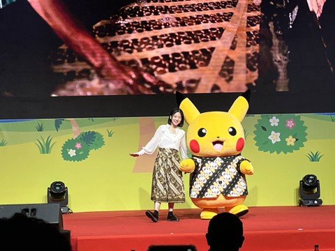 Ex member JKT 48 Haruka Nakagawa bersama maskot Pikachu berbaju batik. Foto: Gitario Vista Inasis/kumparan