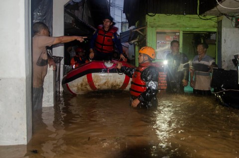 Petugas SAR mengevakuasi warga yang terdampak banjir di permukiman padat Braga, Bandung, Jawa Barat, Kamis (11/1/2024). Foto: Novrian Arbi/Antara Foto