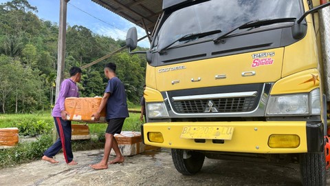 Fuso Canter jadi andalan pengusaha budi daya ikan di Bukittinggi, Sumatera Barat. Foto: Aditya Pratama Niagara/kumparan