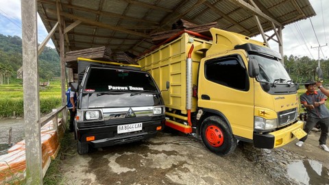 Truk Fuso Canter dan Mitsubishi L300 andalan Romi, pengusaha ikan di Maninjau, Sumatera Barat. Foto: Aditya Pratama Niagara/kumparan