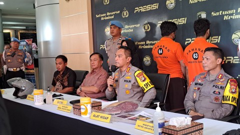 Polisi menggelear konfrensi pers penangkapan 2 orang yang lakukan tindak kekerasan saat penangkapan Saipul Jamil dan asistennya di Jakarta Barat. Foto: Humas Polres Jakbar