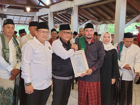 Sekretaris Tim Pemenangan Nasional (TPN) Ganjar-Mahfud MD, Hasto Kristiyanto terima dukungan terhadap paslon 03 yang dilakukan oleh Forum Ulama dan Kiai Kampung (Ful Kimpung). Foto: PDIP