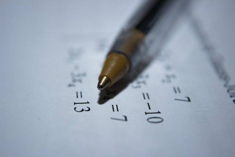 Ilustrasi contoh soal kesebangunan segitiga. Foto: Unsplash/Antoine Dautry